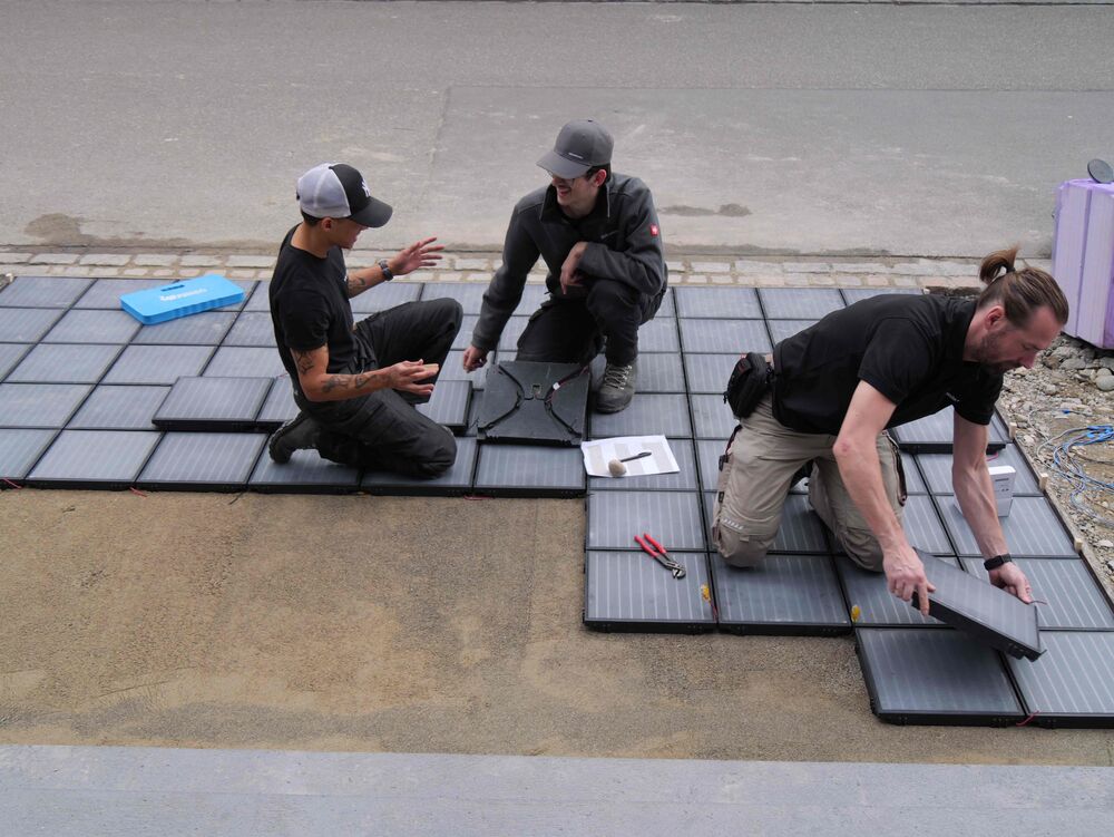 Verlegen der Solar-Gehwegplatten.